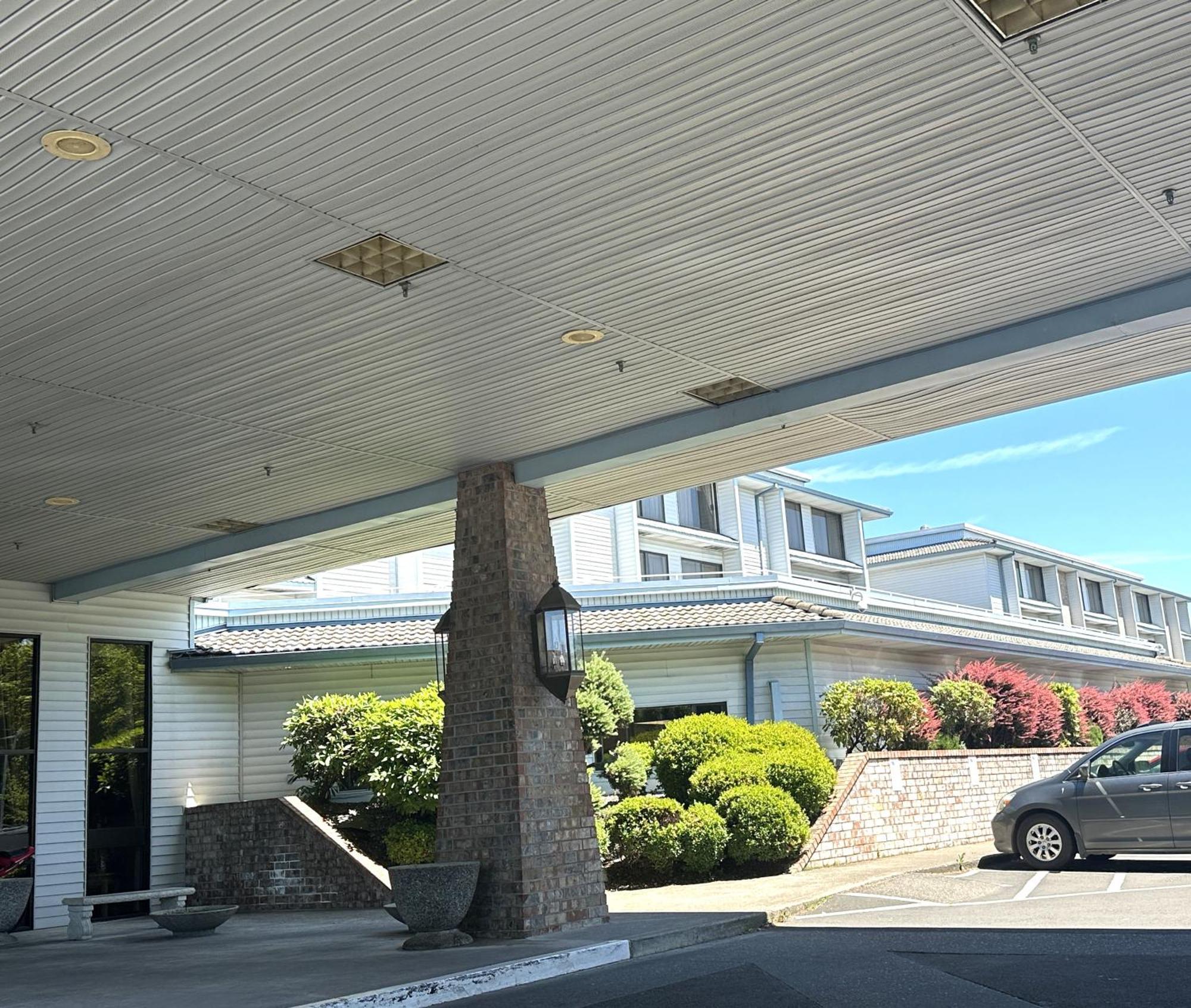 Hotel Sojourn Airport 3*