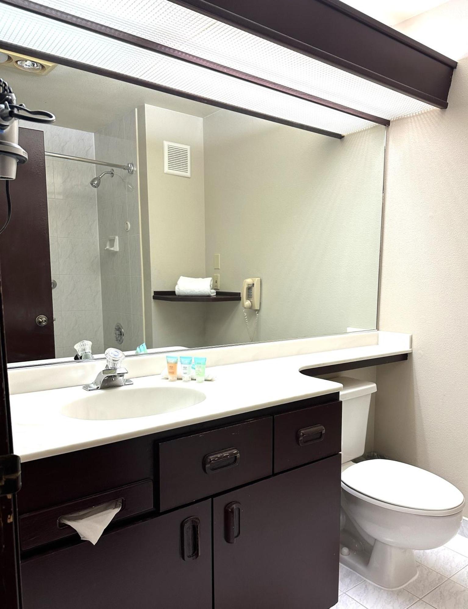 Hotel Sojourn Airport 3*